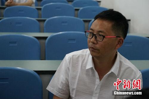 什邡市七一中學(xué)教師伍昌杰在接受記者采訪。中新網(wǎng)記者 宋宇晟 攝