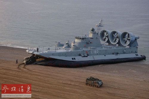 資料圖:“歐洲野?!奔?jí)氣墊登陸艦